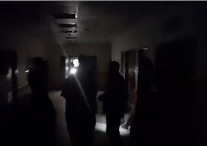 المستشفى الإندونيسي في غزة يغرق بظلام دامس بسبب انقطاع الكهرباء