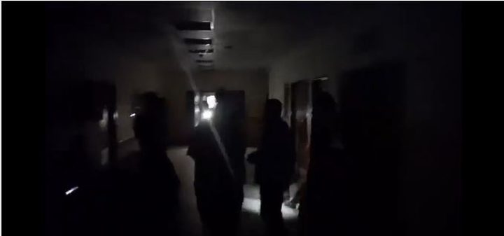 المستشفى الإندونيسي في غزة يغرق بظلام دامس بسبب انقطاع الكهرباء