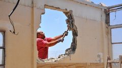 الاحتلال يهدد بهدم منزل وجدار بحوارة