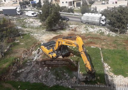 الاحتلال يهدم محلا تجاريا في صور باهر