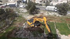 الاحتلال يهدم محلا تجاريا في صور باهر