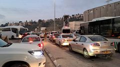 إجراءات تفتيش دقيقة وبطيئة على حاجز مخيم شعفاط