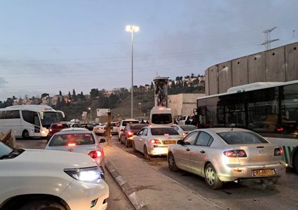 إجراءات تفتيش دقيقة وبطيئة على حاجز مخيم شعفاط