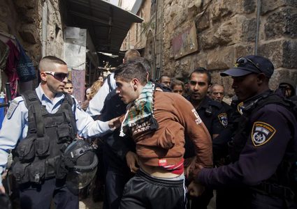 الاحتلال يعتقل 5 مقدسيين بينهم فتاة