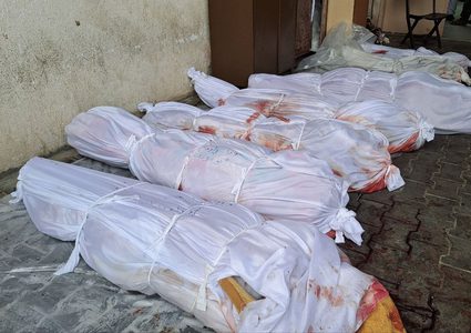 الأهالي يتوافدون لاستلام جثامين أبنائهم استعدادًا لدفنهم