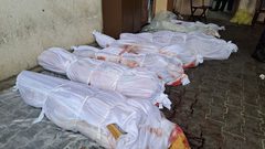 توافد الأهالي لاستلام جثامين أبنائهم استعداداً لدفنهم.