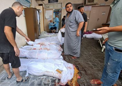 الأهالي يتوافدون لاستلام جثامين أبنائهم استعدادًا لدفنهم