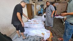 الأهالي يتوافدون لاستلام جثامين أبنائهم استعدادًا لدفنهم