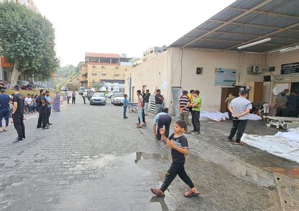 الأهالي يتوافدون لاستلام جثامين أبنائهم استعدادًا لدفنهم