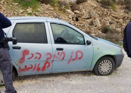 مستوطنون يعطبون إطارات 10 مركبات في بيت إكسا