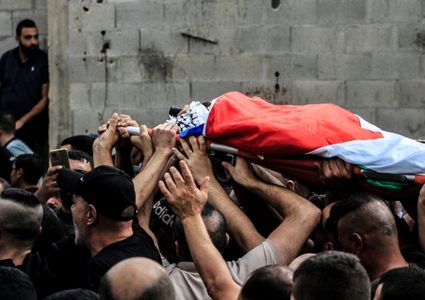 استشهاد طفل متأثرا بإصابته جراء قصف الاحتلال مجموعة مواطنين في مخيم جنين فجرا