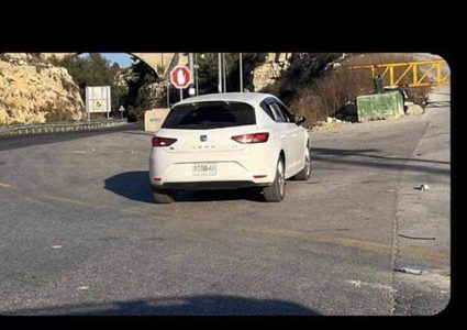 الاحتلال يعتقل شابين ويحتجز ثالثا عند حاجز عطارة العسكري