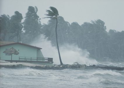 الإعصار أوتيس يشتدّ ليصبح خطيراً للغاية