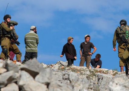 إصابة 5 مواطنين باعتداء للمستوطنين شرق رام الله