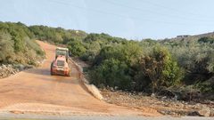 الاحتلال يواصل تجريف أراضٍ في ديراستيا لصالح المستوطنات