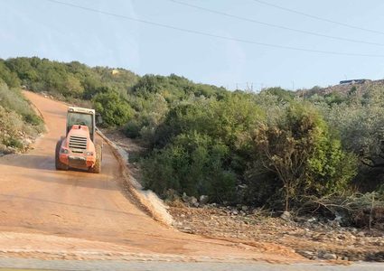 الاحتلال يواصل تجريف أراضٍ في ديراستيا لصالح المستوطنات