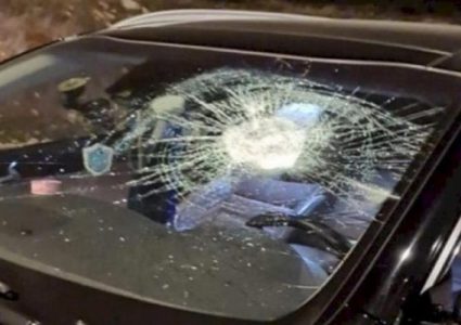 مستوطنون يهاجمون المواطنين ويطلقون الرصاص صوب مركبة أحدهم بمسافر يطا