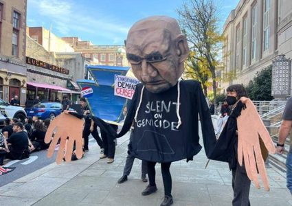 متظاهرون مؤيدون لفلسطين يغلقون شارع مكتب عضو كونغرس أميركي