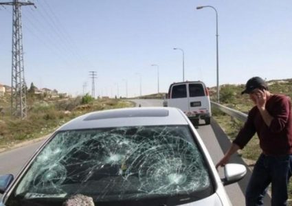 مستوطنون يرشقون مركبات المواطنين بالحجارة جنوب شرق بيت لحم