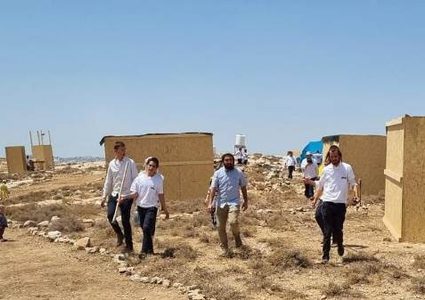 مستوطنون يهاجمون منازل المواطنين في قرية الطوبا ببلدة يطا جنوب الخليل