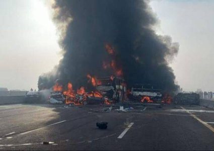 35 قتيلا وتفحم عشرات السيارات بحادث في مصر
