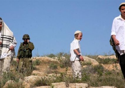 بسبب تهديدات المستوطنين: ترحيل قسري لأكثر من 250 مواطن في قرية زنوتا جنوب الخليل