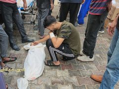 جثامين شهداء ارتقوا في غارات طيران الاحتلال على المحافظة الوسطى في قطاع غزة.