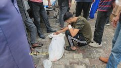 جثامين شهداء ارتقوا في غارات طيران الاحتلال على المحافظة الوسطى في قطاع غزة