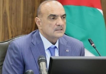 الخصاونة: تخصيص 45 ألف طن من القمح والحبوب و7 شاحنات أدوية لفلسطين