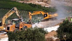 جرافات الاحتلال تواصل تجريفها لعشرات الدونمات في سلفيت