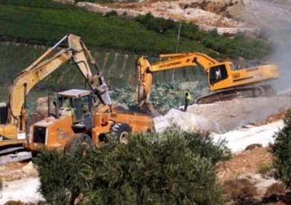 جرافات الاحتلال تواصل تجريفها لعشرات الدونمات في سلفيت