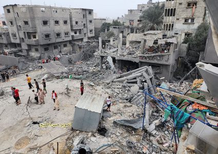 آثار الدمار  إثر قصف الاحتلال لمسجد بلال في النصيرات وسط قطاع غزة فجر اليوم