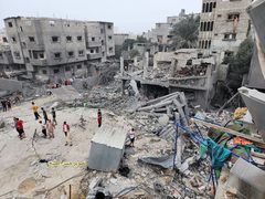 آثار الدمار الكبير الذي خلفه قصف الاحتلال لمسجد بلال في النصيرات وسط قطاع غزة فجر اليوم