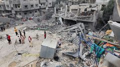 آثار الدمار الكبير الذي خلفه قصف الاحتلال لمسجد بلال في النصيرات وسط قطاع غزة فجر اليوم