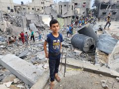 آثار الدمار الكبير الذي خلفه قصف الاحتلال لمسجد بلال في النصيرات وسط قطاع غزة فجر اليوم