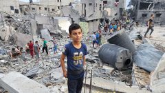 آثار الدمار الكبير الذي خلفه قصف الاحتلال لمسجد بلال في النصيرات وسط قطاع غزة فجر اليوم