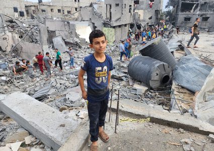 آثار الدمار  إثر قصف الاحتلال لمسجد بلال في النصيرات وسط قطاع غزة فجر اليوم