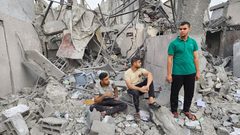 آثار الدمار الكبير الذي خلفه قصف الاحتلال لمسجد بلال في النصيرات وسط قطاع غزة فجر اليوم