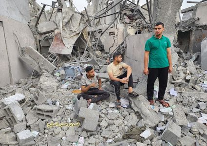 آثار الدمار الكبير الذي خلفه قصف الاحتلال لمسجد بلال في النصيرات وسط قطاع غزة فجر اليوم