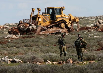 جرافات الاحتلال تواصل تجريفها لعشرات الدونمات في سلفيت
