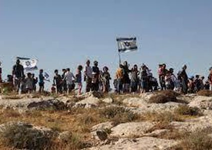 مستوطنون يرفعون علم دولة الاحتلال على مدرسة غرب أريحا