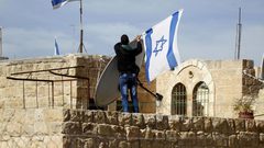مستوطنون يرفعون علم دولة الاحتلال على مدرسة غرب أريحا