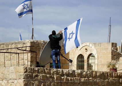 مستوطنون يرفعون علم دولة الاحتلال على مدرسة غرب أريحا