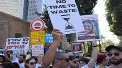 عائلات الرهائن الإسرائيليين يطالبون بأجوبة مع توسيع "إسرائيل" نطاق الحرب في غزة