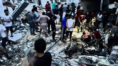 18 شهيدا جراء قصف الاحتلال منزلين وسط وجنوب قطاع غزة