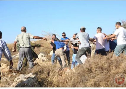 مستوطنون يشقون طريقا جنوب شرق بيت لحم