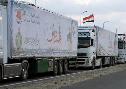 السلطات المصرية ترسل الدفعة الثامنة من المساعدات الفلسطينية الى معبر العوجا