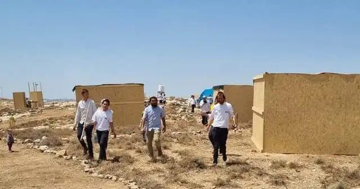 مستوطنون يهاجمون قرية أم الخير بمسافر يطا ويهددون أهلها بالقتل