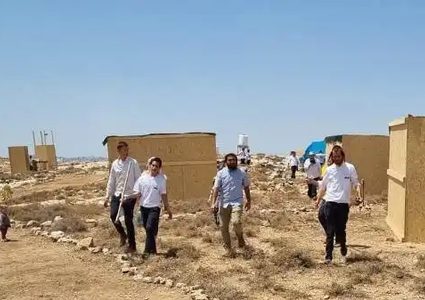 مستوطنون يهاجمون قرية أم الخير بمسافر يطا ويهددون أهلها بالقتل