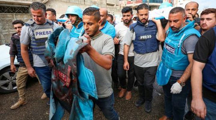 استشهاد صحفي وعدد من أفراد عائلته في قصف منزله في حي الزيتون شرق غزة